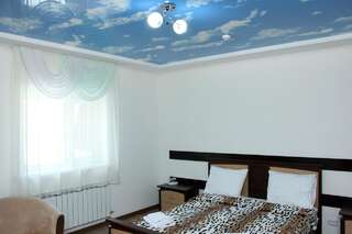 Отель Zhaylau Hotel Щучинск Улучшенный номер с кроватью размера «queen-size»-3